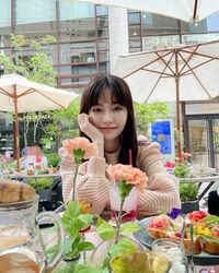 「可愛いすぎて綺麗」「人として素敵」島崎遥香の“にっこり”微笑む母の日ショットにファン称賛