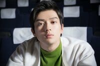 新田真剣佑、黒縁メガネ&スーツ姿披露「惚れた」とファン悶絶