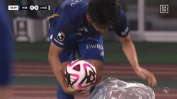 「え、なにしてんの？」J1町田の“雨対策”が斬新すぎると話題に 最強ロングスローのために用意された“ビニール袋”に視聴者くぎ付け「開封動画来た」