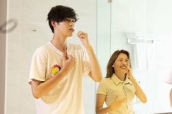 日焼けした肌に「ジェル塗ってあげる」 ゆいこ＆りゅう、歯磨きタイムにドキドキスキンシップ 『恋ステ in the Resort』#2