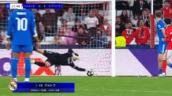 「意味わからん！」世界最強GKの“片手マグネットキャッチ”に衝撃「クルトワは人間じゃない説」「凄すぎて笑った」逆重心からの神セーブ