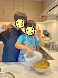 小倉優子、スイーツ作りをする息子たちの姿を公開「次はもっと作ろう」