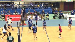 これはあり得ない…女子バレー、“背面トス”風の衝撃スパイク！ まさかの一撃にアリーナ驚きと興奮