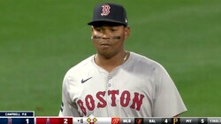 吉田正尚の同僚主砲が、痛恨の凡ミス「やっちまった…」「難しいボールじゃないのに」三塁ゴロを後逸→逆転を許す最悪の結末に本人キョトン顔