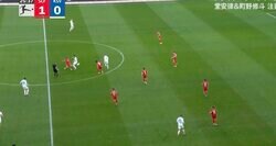 バチバチの“日本人対決”！ 堂安律、“爆速プレスバック”→カウンター阻止「激しいな」 町野修斗の前でインターセプト炸裂の瞬間