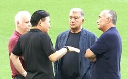 バルセロナ＆ヴィッセル神戸の“青空トップ会談”が突如実現！三木谷会長とラポルタ会長が笑顔でハグ→スペイン・メディアも注目