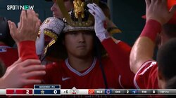 大谷翔平、待ち望んだ特大弾での一コマ 背中越しにコーチが“ニヤリ” ようやく出たな…思わず表情が緩んだ瞬間