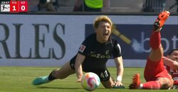 「メンタル強すぎ」“武闘派”堂安律がブチギレ！ 相手選手の危険すぎるタックルに激怒、レフェリーに猛抗議　倒されるもキープできる体幹の強さも話題に