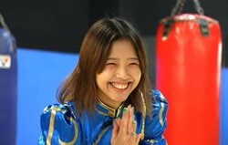 美脚を真上に…“ツヨカワ”春麗、コスプレと「百裂脚」で完全再現 プロゲーマーも「食らったらKO」と降参