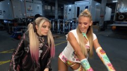 「キャラ変わりすぎ」高飛車女王がポニテ姿でヒップアタック…“ギリ仲良し”美女タッグのほっこりやりとりにファン困惑