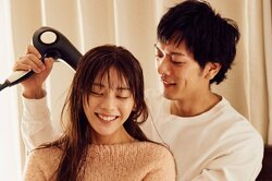 貴島明日香、お風呂上りに「髪乾かして」15歳年上夫に甘えた様子で可愛くおねだり『私たち結婚しました 4』 