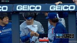 大谷&山本がチームメイトに“粋な振る舞い”「かわいい」「お辞儀してるw」ド軍ベンチでのほっこり一幕が話題