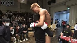 強烈ローで左足が“ボコボコ”の衝撃結末 タオル投入後、敗者は自力歩行できず抱えあげられて退場