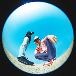 BUGS（週末CITY PLAY BOYZ）、TSUBAMEによるコラボ・アルバム「HELLO NEW WORLD」、週末CITY PLAY BOYZの2ndアルバム「SHE IS ALIEN」、2作品がアナログ化。