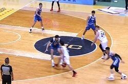 「うぁー！」日本代表PGの“セルフ股抜きパス”に解説絶叫！「どうやって出した？」「アンビリーバブルや」齋藤拓実の“魔術”にファンも騒然【バスケＷ杯予選】