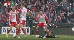 “謎ジャッジ”にブチギレ！審判どこ見てんだよ！ボール触ってただろ… まさかのファウル判定→思わず頭を抱えたドイツの神童がキレまくる瞬間