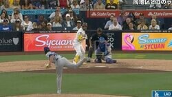 打者ポカーン… こんな変な動き見たことない…！？ “絶滅危惧種”の魔球がヤバすぎる　“謎のハイネック男”のスクリューボールが話題に「山本昌かな？」