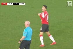 「掴んでるよ！」菅原由勢、怒りの猛抗議！ リヴァプール17歳との“引っ張り合いバトル”で主審に不満「先に手を出したのは…」