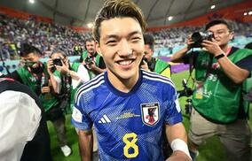 「これぞ本当の信頼関係」「パパと息子みたい」堂安律と吉田麻也の熱いハグショットが反響！堂安は「最高のキャプテン」と称賛の言葉