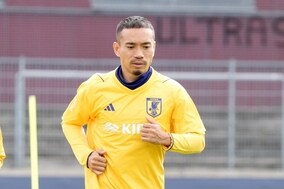 長友佑都が長谷部誠の影響力を語る「心身ともに整う」、定位置争いは「楽しんでいる。ただ…」