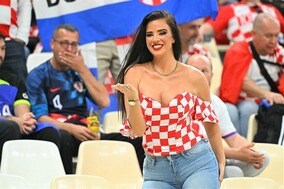 「めちゃめちゃ美脚！」「色気がヤバい」クロアチアのワールドクラス美女が披露した“ド派手な赤ドレス”姿にファン喝采！【Ｗ杯】