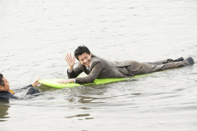 小栗旬、極寒の川での撮影に笑顔　アクションシーンの撮影秘話が明らかに 2枚目