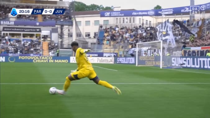 ユヴェントスが混乱！ 鈴木彩艶の“70m超ザイオン砲”に絶賛続々「飛びすぎ上手すぎ」「重くて速いキック」「フィールドプレーヤーよりパワーあるし正確」 3枚目