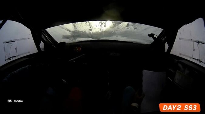 雪壁に突っ込み視界ゼロも次の瞬間…世界ラリーで仰天脱出劇　一流ドライバー、ブチギレながらの“荒業”に脱帽 4枚目