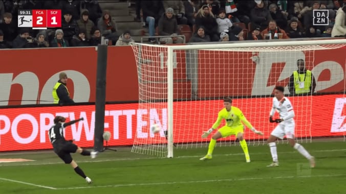 「衝撃の一撃！」日本代表MFが“超絶ボレー弾”「鈴木唯人はW杯に呼ぼう」「鳥肌たったわ」投入4分後の大仕事にファン大興奮 3枚目