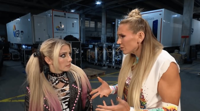 不信感を露わにするアレクサをシャーロットが説得