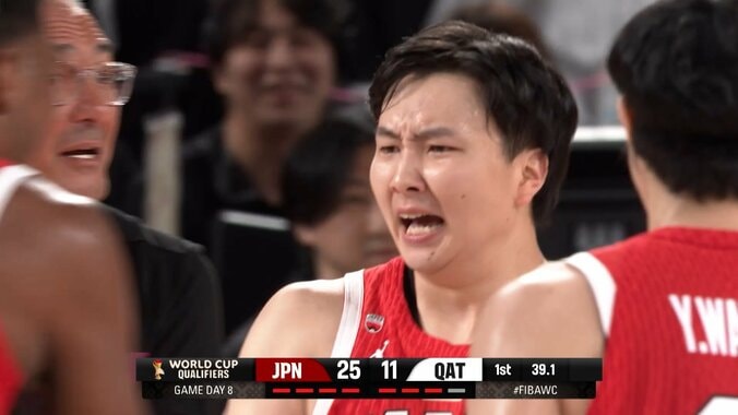 「中国HCより堂々と…」カタールHCの“コート侵入”に騒然！なぜか八村塁の真横に…「幻のシックスマン？」「入りすぎ」【バスケW杯予選】 4枚目