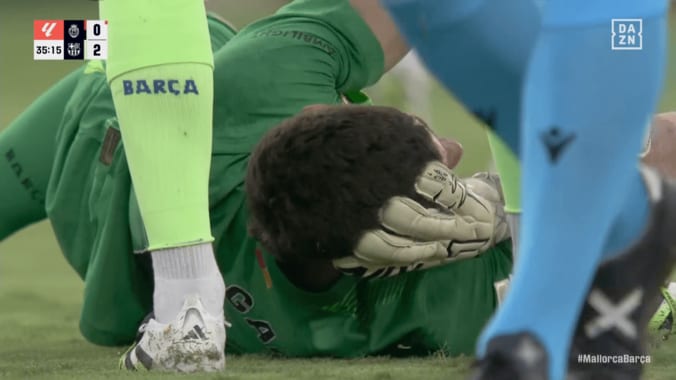 「がっつり蹴り入れてる」“衝撃ハイキック”で浅野拓磨チームメイトにレッドカード！「あの高さまで上げるのやばすぎ」バルサGKの首＆顔に直撃 4枚目