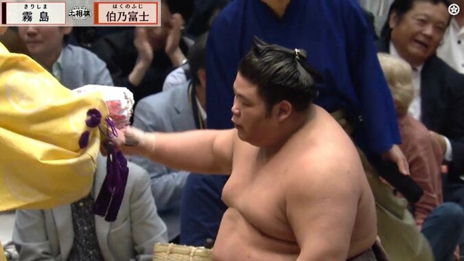 “分厚すぎる懸賞”を受け取る伯乃富士