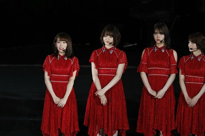 西野七瀬と齋藤飛鳥、最初で最後のダブルセンターか　乃木坂46が初の中国ライブ 4枚目