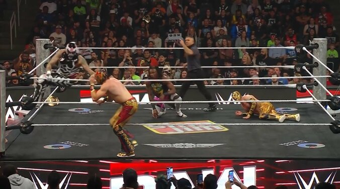 「禁止技にしろ！」米マットで危険すぎる“一撃”が波紋「あそこでやる技じゃない」味方ですら“ドン引き”の表情 2枚目