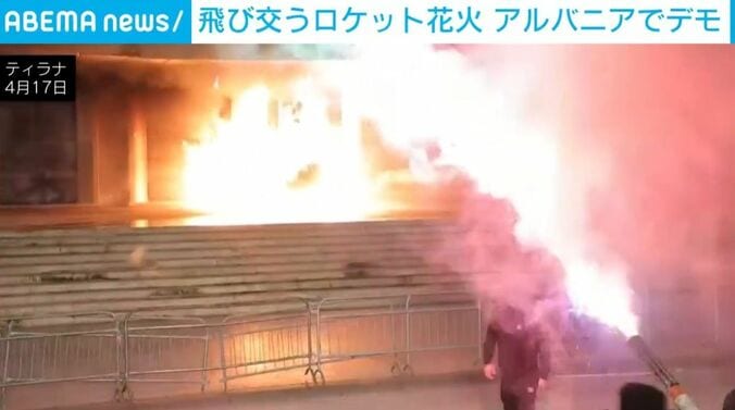 打ち込まれる花火や火炎瓶