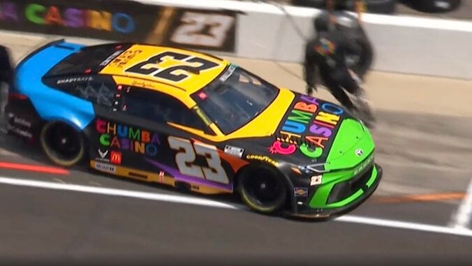 ナスカーで危機一髪…ピットから“急発進”→あわやチームスタッフを轢きかける「あぶねえ」「ギリギリ!」ファン&放送席も驚き 4枚目