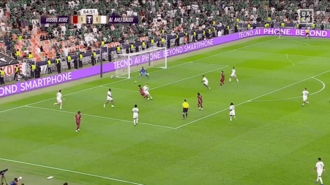 「JリーグだったらPK」神戸MFを襲った“疑惑の接触”に騒然！「中東の笛ではない」「かわしてるのに倒されてるやん」 3枚目