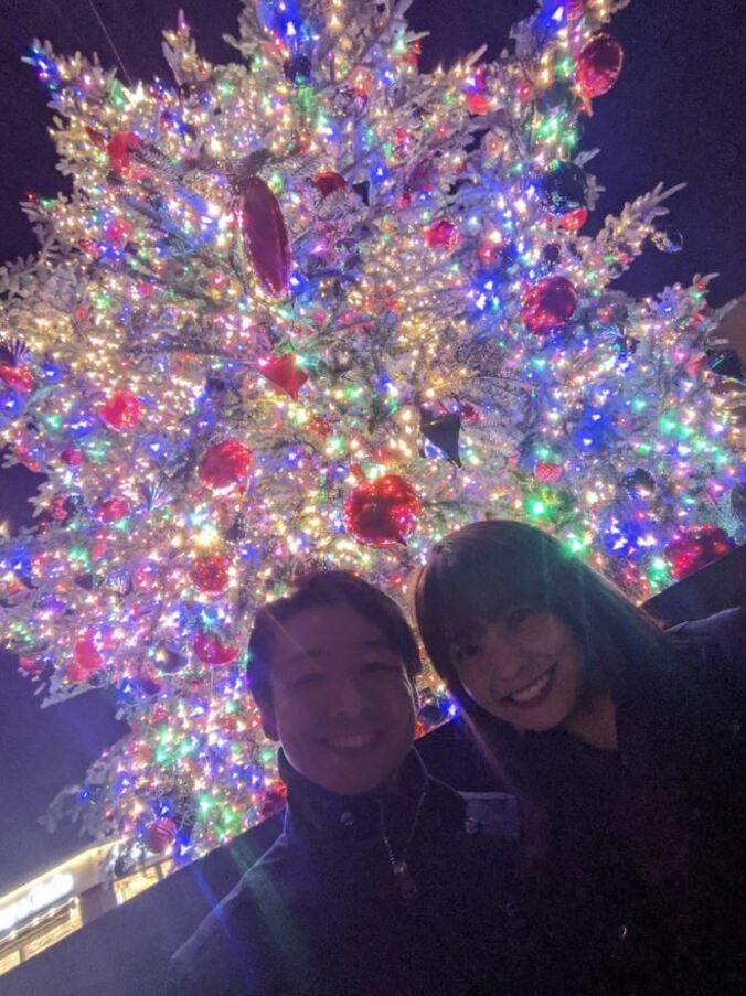 小林麻耶、クリスマスツリーの前で夫と2ショット「幸せそう」「素敵なお二人」の声 1枚目