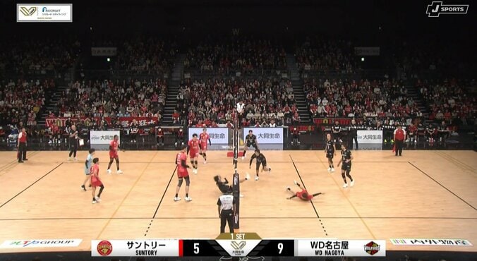 オーバーヘッドでレシーブの離れ業