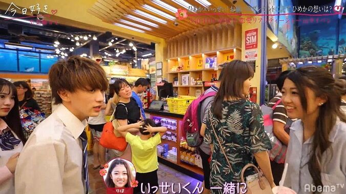 買い物中にモテ女子2人が一人の男子を巡りバチバチ…！ショッピングモールで大波乱『今日好き』卒業編第4話 10枚目