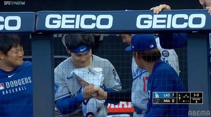 【写真・画像】大谷&山本がチームメイトに“粋な行動”「かわいい」「お辞儀してるw」ド軍ベンチでのほっこり一幕が話題　1枚目