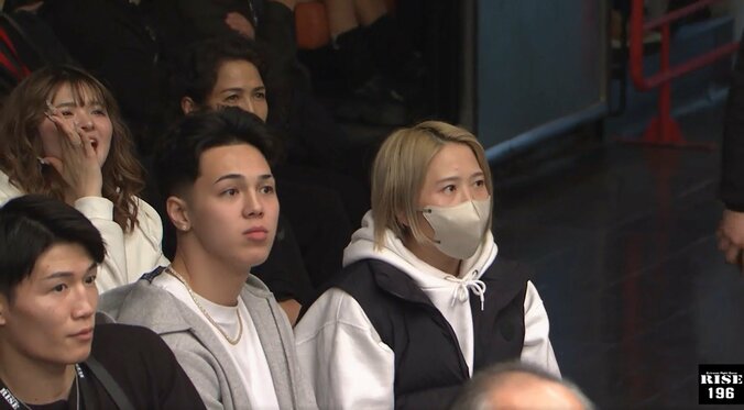 声援を送るAKARI