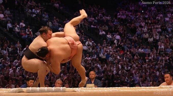 パリっ子の“度肝”を抜いた「宇良の受け身」派手に“裏返って”場内騒然 観衆の心を鷲づかみした驚異の身体能力 3枚目