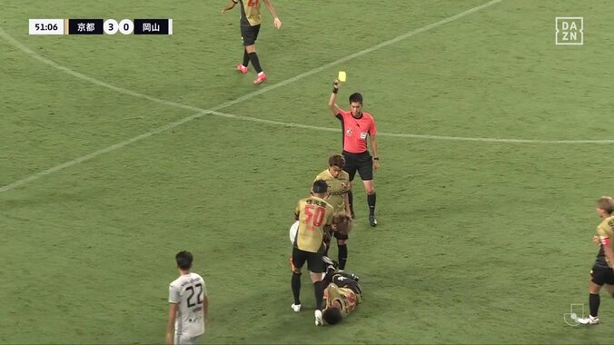 「一発レッドも...」レイトタックルへの報復行為？倒された選手の足が相手に接触→イエローに「位置確認して蹴ってる」「厳しい気も」ファンの意見様々 5枚目