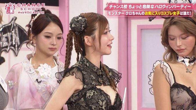 「短くない！？」人気キャバ嬢が“攻めすぎ”チャイナ服で美脚あらわ…ベッキー困惑＆クロちゃんニヤニヤ 3枚目
