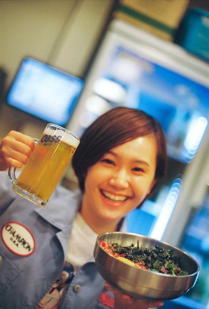 無二の存在で注目を集める女優・尾碕真花の飾らない姿 6年ぶり2nd写真集が12月12日発売 5枚目