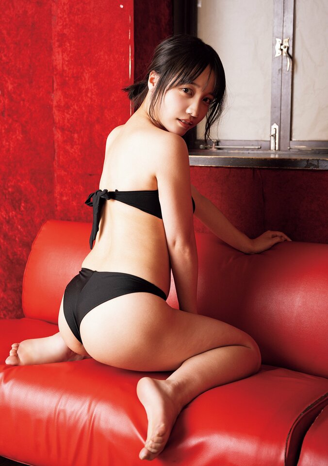 “マシュマロボディ”INUWASI・はのんまゆ 挑発的な真紅ビキニ、一転キュートな姿も 『旬撮GIRL Vol.27』誌面カット 3枚目