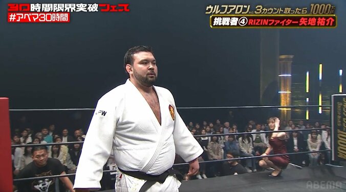 「色っぽい姿で…」元NHK・中川アナ、リングサイドで美脚露わな“艶やかポーズ” 「モテ仕草エグい」ファン悶絶 3枚目