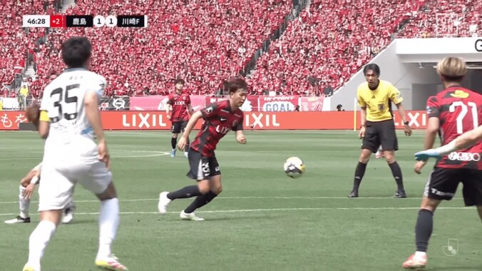 「月間ベストゴール確定だよね？」鹿島MFの“神業Ｊ初得点”が話題！「プラティニかよ」「冷静かつうまい」右足フェイントから左足一閃の華麗弾 2枚目